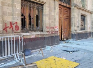 В Мехико протестующие проломили дверь национального дворца автомобилем