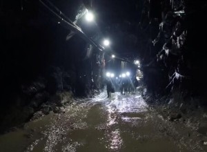 Грунтовые воды почти затопили рудник Пионер, где завалило 13 горняков