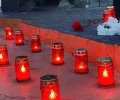 Жители Артёма зажгли свечи и принесли цветы в память о погибших в Крокусе
