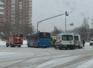 на западе Москвы рейсовый автобус въехал в светофор, пострадали 4 человека