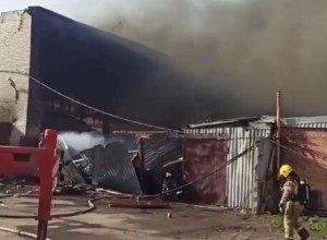 Пожар на складе с бумагой в Ростове-на-Дону перекинулся на соседний склад