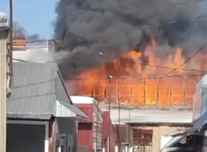 В Кузнецке Пензенской области горит торговый центр, эвакуированы 30 человек