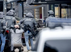 В городе Эде в Нидерландах полиция освободила троих заложников