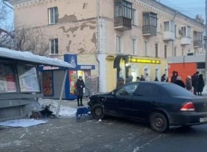 В Кемерово иномарка въехала в остановку, пострадали двое взрослых и ребенок