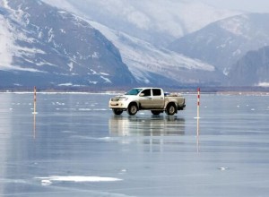 На Байкале открыли ледовую дорогу длиной 11 километров на остров Ольхон