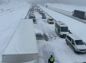 Массовые аварии произошли на трассах М-8 и М-4 в Подмосковье из-за снегопада