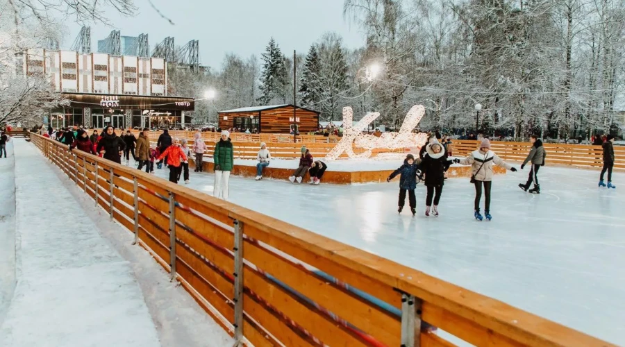 В городском округе Химки к началу зимнего сезона откроют более 50 площадок для катания на коньках и лыжах