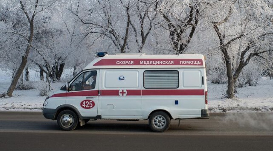 В Москве у станции Смоленская две женщины пострадали при падении глыбы льда