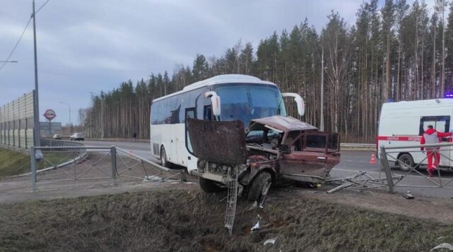 В Ленинградской области в ДТП с автомобилем и автобусом погиб человек