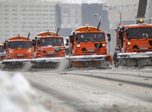 К уборке снега в Москве дополнительно привлекли около 15 тысяч человек