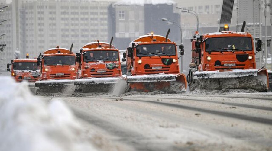 К уборке снега в Москве дополнительно привлекли около 15 тысяч человек