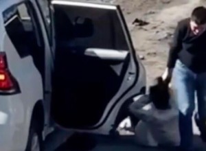 В Чувашии помощник депутата за волосы затащил женщину в машину и лишился статуса
