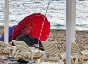 В Севастополе на пляже, попавшем под удар, могут быть неразорвавшиеся снаряды