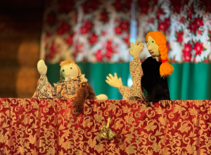 Ученики воскресной школы показали кукольный спектакль в звенигородском храме Рождества Христова