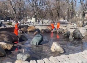 Городские службы отмыли фонтан Поющий журавль в Москве