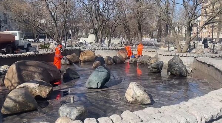 Городские службы отмыли фонтан Поющий журавль в Москве