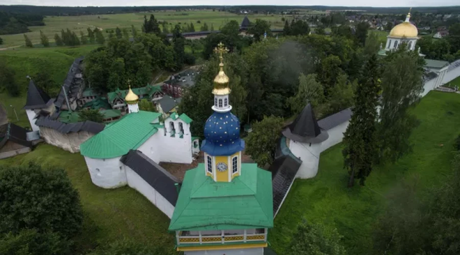 Реставраторы восстановят исторический облик башни Псково-Печерского монастыря