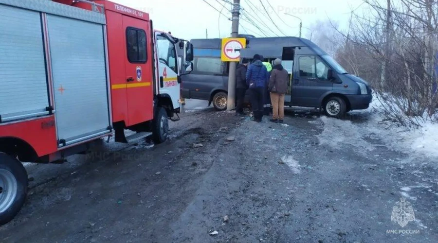 В Ульяновске шесть человек доставили в больницу после ДТП с маршрутным такси