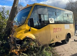 В Новгородской области Лада Приора въехала в школьный автобус