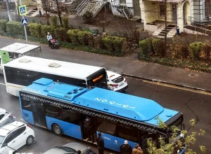 А что, так можно было? В Трёхгорке заметили первый большой московский автобус