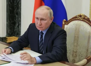 Путин поручил сохранить для родителей пособие на ребенка при выходе из декрета