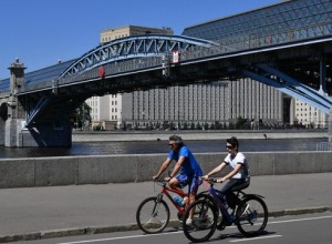 Андреевский мост промыли в центре Москвы