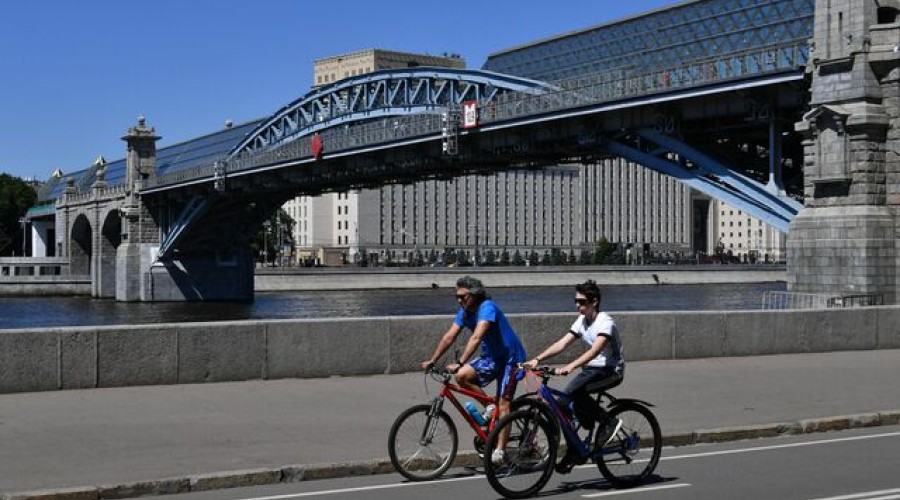 Андреевский мост промыли в центре Москвы