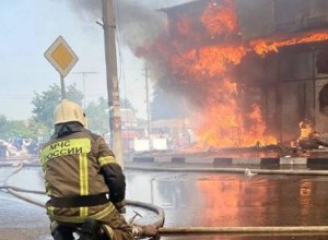 На Кубани произошел пожар в торговом здании на площади 1,6 тысячи квадратов