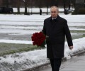 Путин возложил венок к подножию монумента Мать-Родина на Пискаревском кладбище