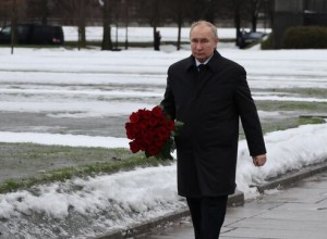 Путин возложил венок к подножию монумента Мать-Родина на Пискаревском кладбище