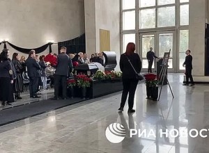 На Троекуровском кладбище началась церемония прощания с Евгением Кунгуровым