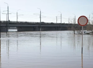 Уровень воды в Урале у Оренбурга снизился, но остается выше опасного уровня