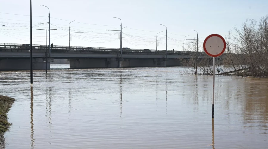 Уровень воды в Урале у Оренбурга снизился, но остается выше опасного уровня