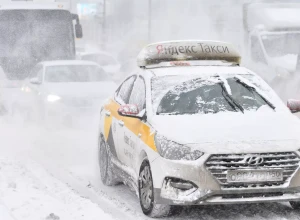 В Москве из-за снегопада почти в три раза выросли стоимость и время в пути