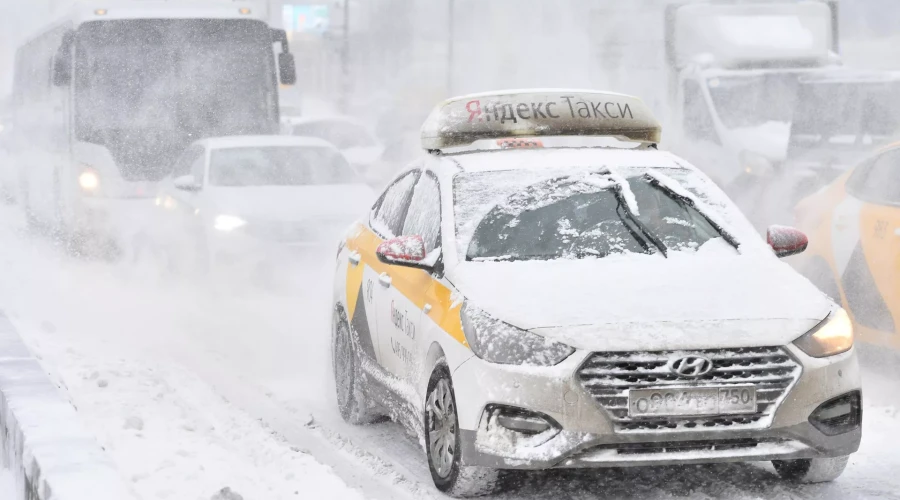 В Москве из-за снегопада почти в три раза выросли стоимость и время в пути
