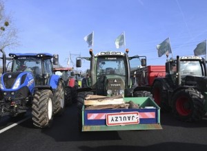 Во французском Ниме фермеры подожгли склад супермаркетов Lidl и Auchan