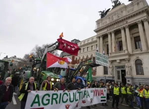 Испанские фермеры вышли на акцию протеста у министерства сельского хозяйства