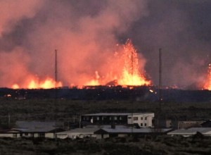 Минимум 2 дома загорелись в Исландии в Гриндавике из-за извержения вулкана