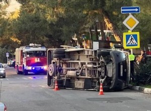 В Геленджике перевернулась маршрутка с пассажирами, шесть человек пострадали
