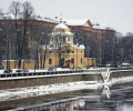 В Петербурге начался снег, он покрыл дороги тротуары и припаркованные автомобили