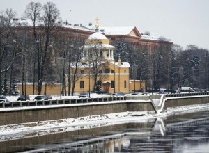 В Петербурге начался снег, он покрыл дороги тротуары и припаркованные автомобили