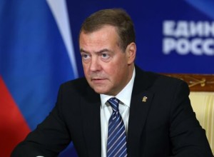 Медведев призвал посчитать ущерб от санкций и потребовать компенсацию