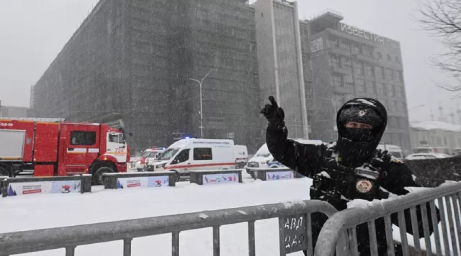 Два выхода из метро на Пушкинской перекрыли из-за пожара в Известия холле