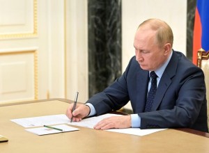 Путин подписал пакет законов в сфере безопасности и экономики