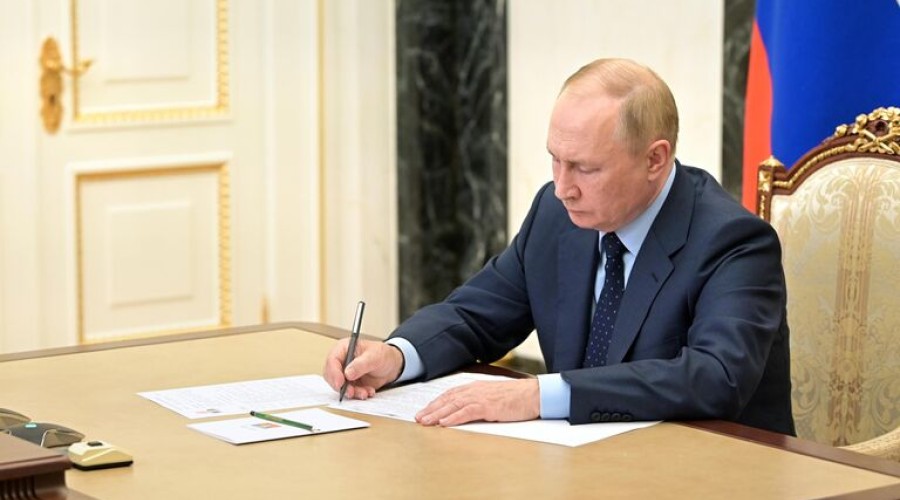 Путин подписал пакет законов в сфере безопасности и экономики