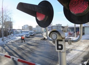 В Туле автомобиль выехал на пути перед приближающимся поездом и устроил ДТП