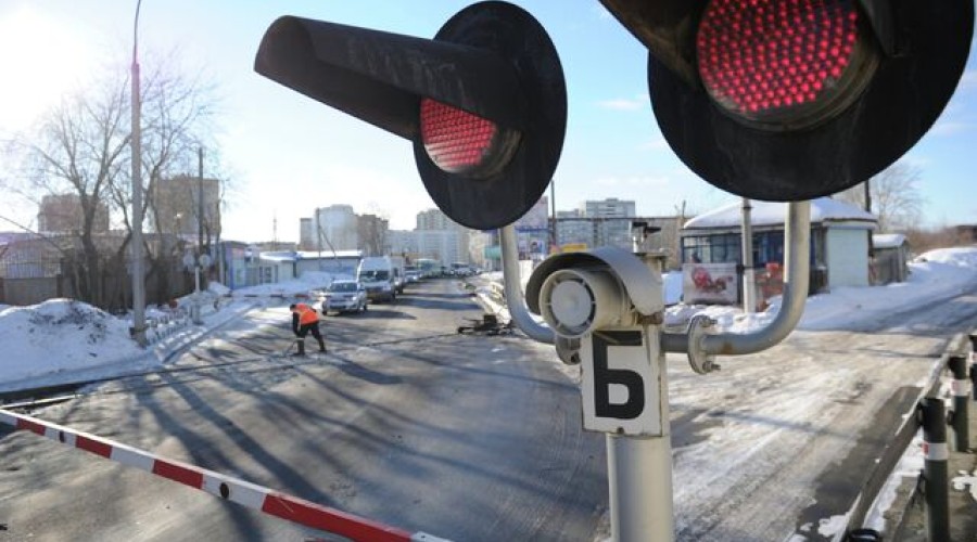 В Туле автомобиль выехал на пути перед приближающимся поездом и устроил ДТП