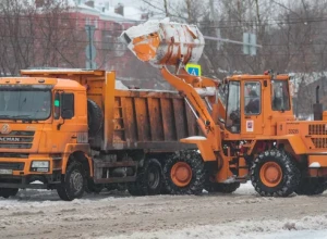 Работы по очистке дорог от снега в Москве ведутся повсеместно