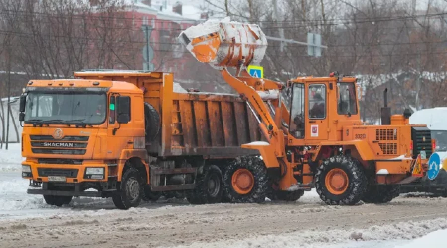 Работы по очистке дорог от снега в Москве ведутся повсеместно