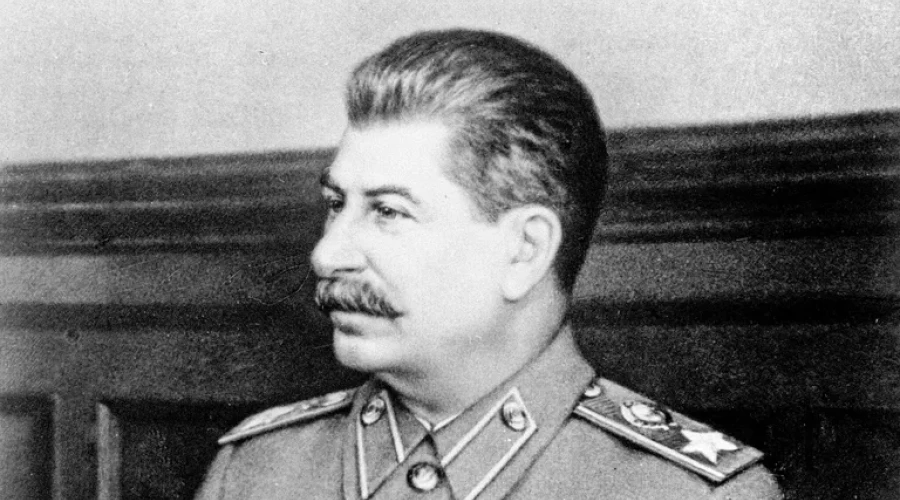 Бюст Иосифу Сталину установили около школы в Никольске Вологодской области